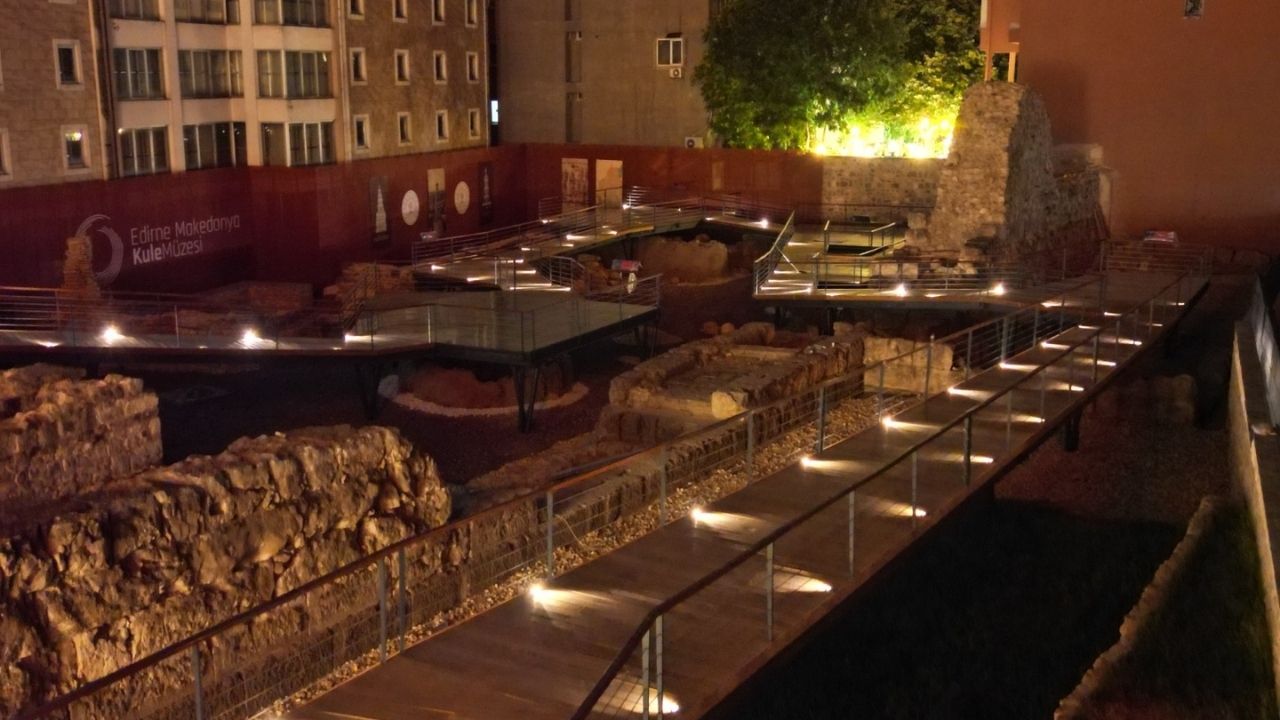 Kültür ve Turizm Bakanı Mehmet Nuri Ersoy, Edirne’nin en önemli tarihi simgelerinden biri olan Makedonya Eski Saat Kulesi’nin kapsamlı bir restorasyon, arkeolojik alan düzenlemesi ve teşhir-tanzim çalışmasıyla yeniden ayağa kaldırıldığını açıkladı. 